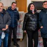 E nel frattempo ci raggiungono anche lo storico dipendente Giuseppe e i due nipoti che un giorno erediteranno l'attivit�: Antonio e Nicla. �Generalmente preferiamo gli avicoltori che monitorano le galline in gabbia - evidenzia la donna - perch� quelle libere di muoversi sono pi� soggette all'influenza aviaria�